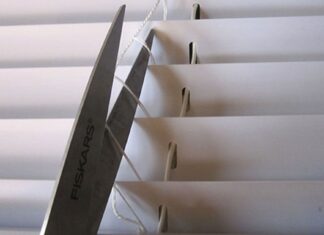 Hun tager en saks og klipper i sine persienner – men resultatet efter næste trin er genialt!